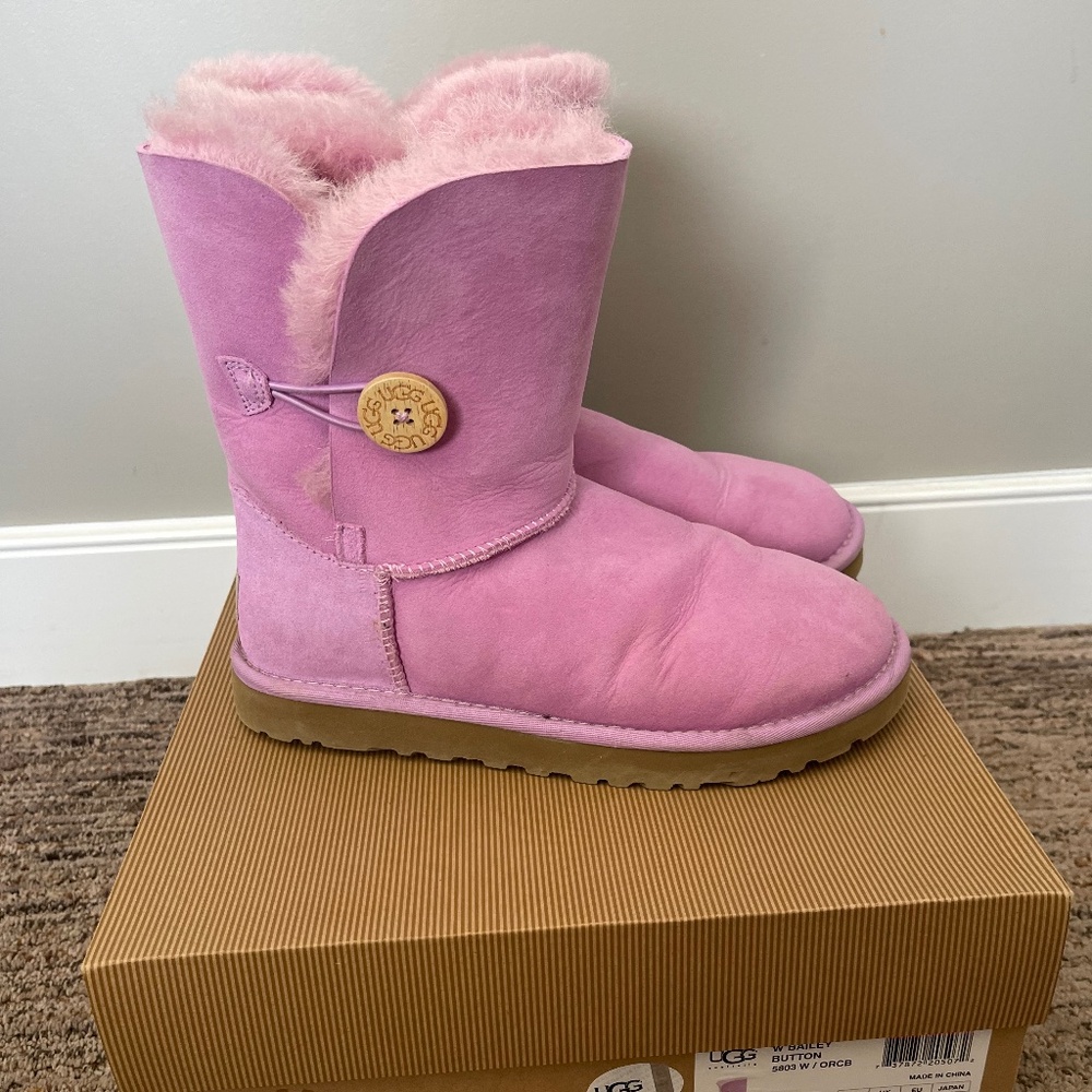 UGG Bailey Button